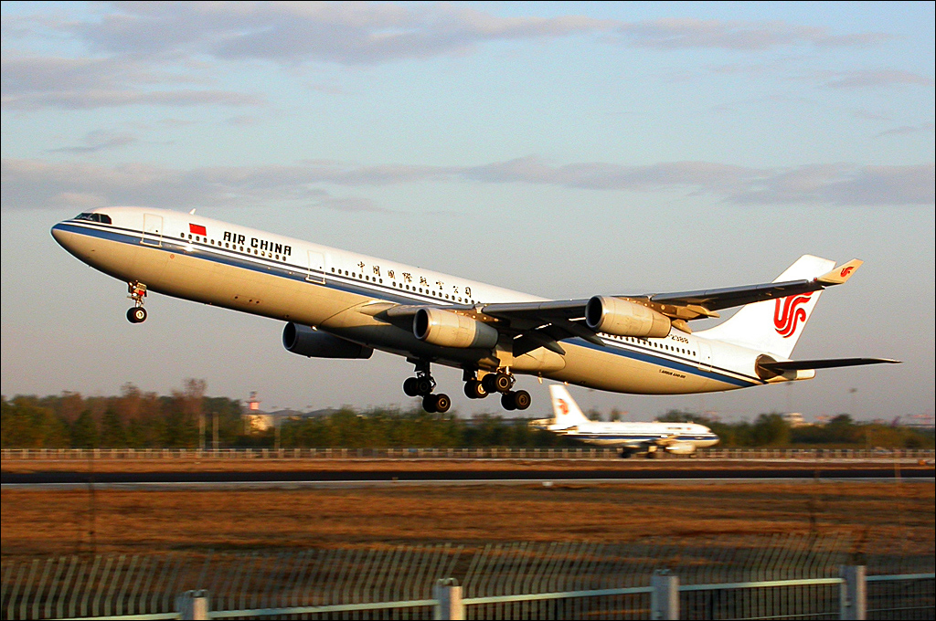 Турбовентиляторный двигатель (ТВРД) и его дальнйшее развитие - турбовинтовентиляторный двигатель (ТВВД). Экономичность + тяга. Турбовентиляторный двигатель (ТВРД) и его дальнйшее развитие - турбовинтовентиляторный двигатель (ТВВД). Экономичность + тяга.