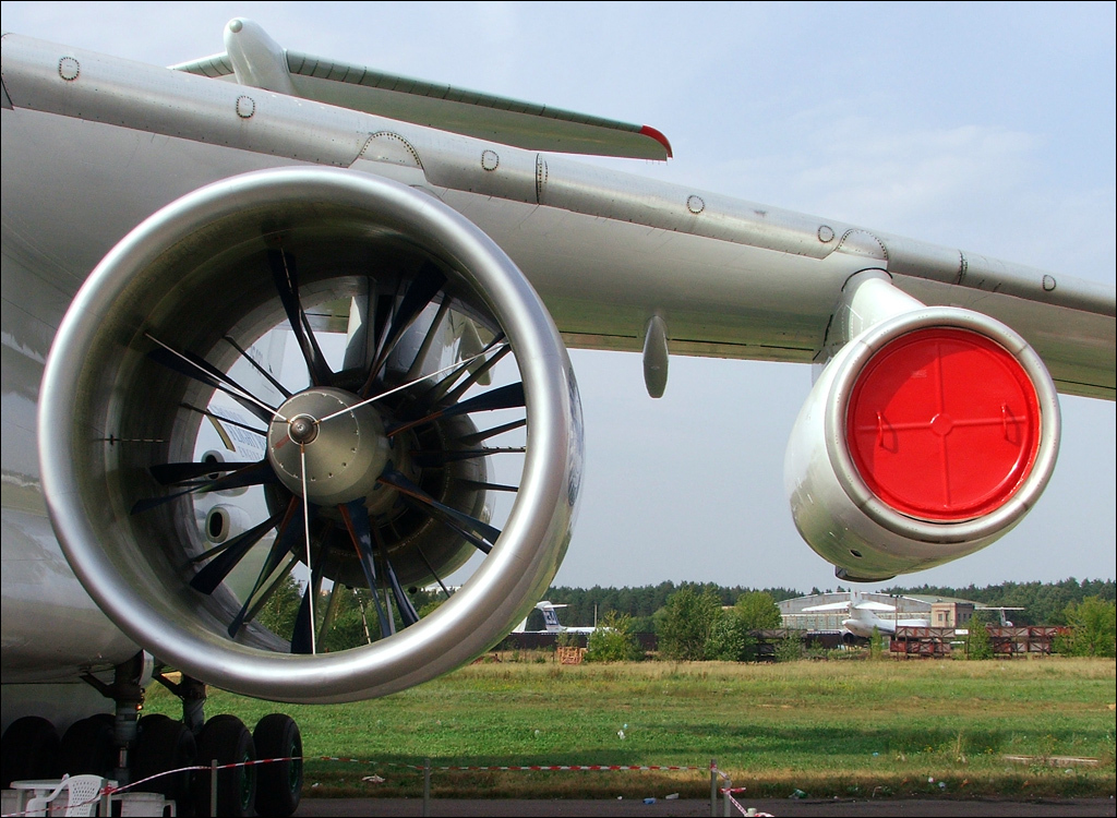 Турбовентиляторный двигатель (ТВРД) и его дальнйшее развитие - турбовинтовентиляторный двигатель (ТВВД). Экономичность + тяга. Турбовентиляторный двигатель (ТВРД) и его дальнйшее развитие - турбовинтовентиляторный двигатель (ТВВД). Экономичность + тяга.